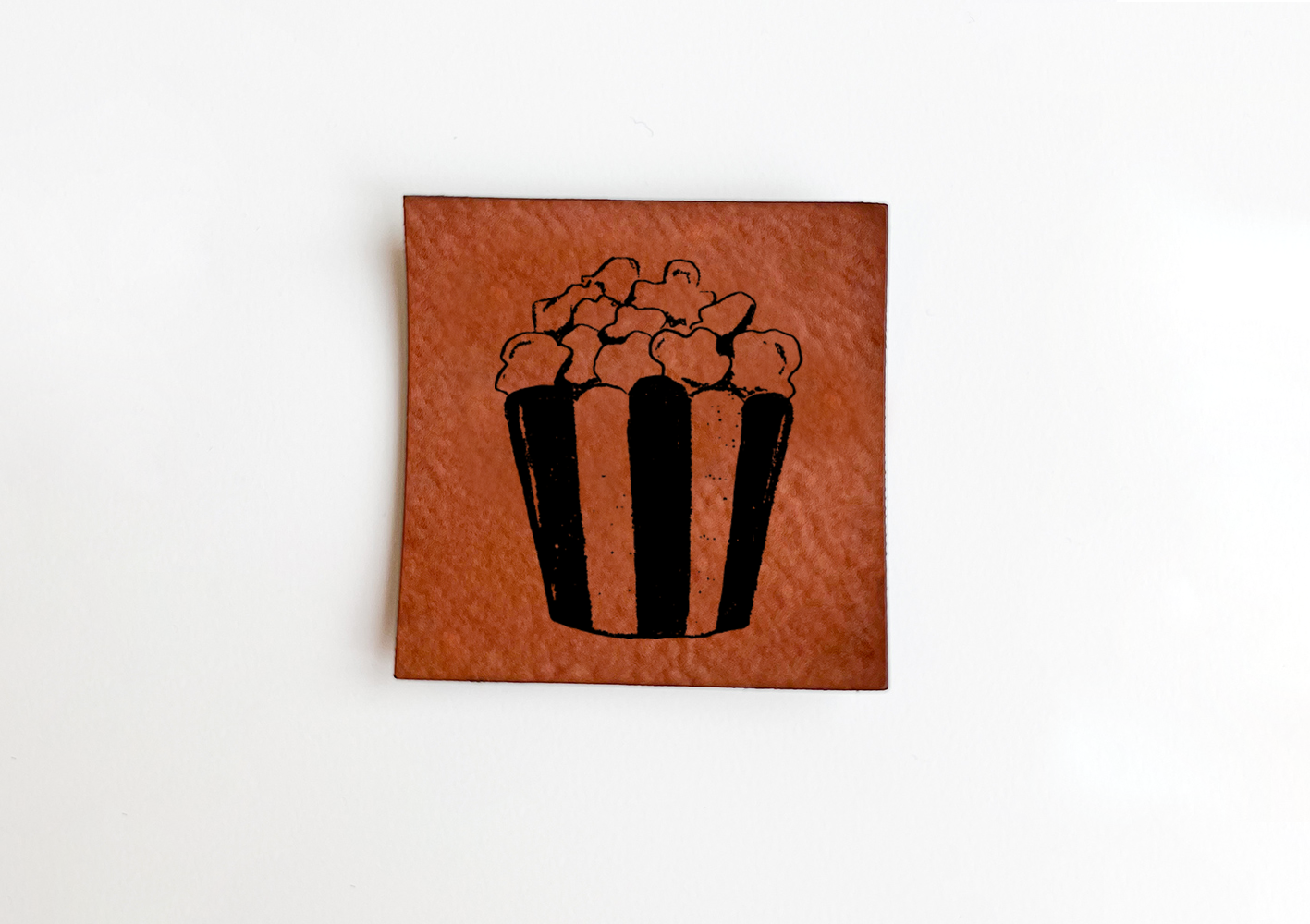 Weiches Kunstlederlabel Soft Eat & Love Cinema Popcorntüte 4 x 4 cm Label Patch Aufnäher