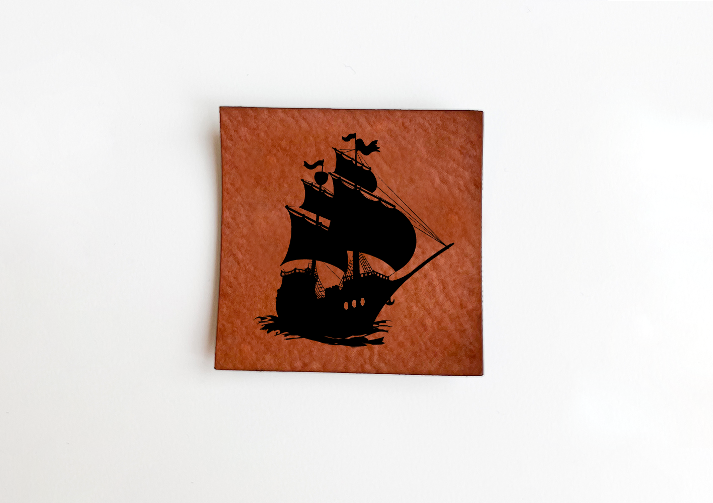 Weiches Kunstlederlabel Soft Move Piratenkogge Segelschiff 4 x 4 cm Label Patch Aufnäher