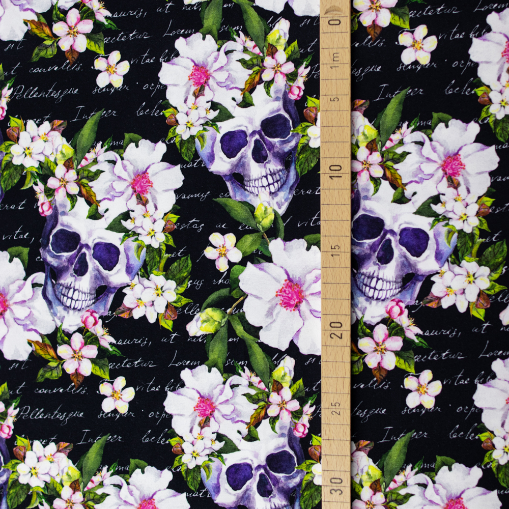 Baumwoll Jersey Stoff Meterware Elastisch Tola Totenköpfe Blumen Schrift Schwarz Bunt 145 cm WB