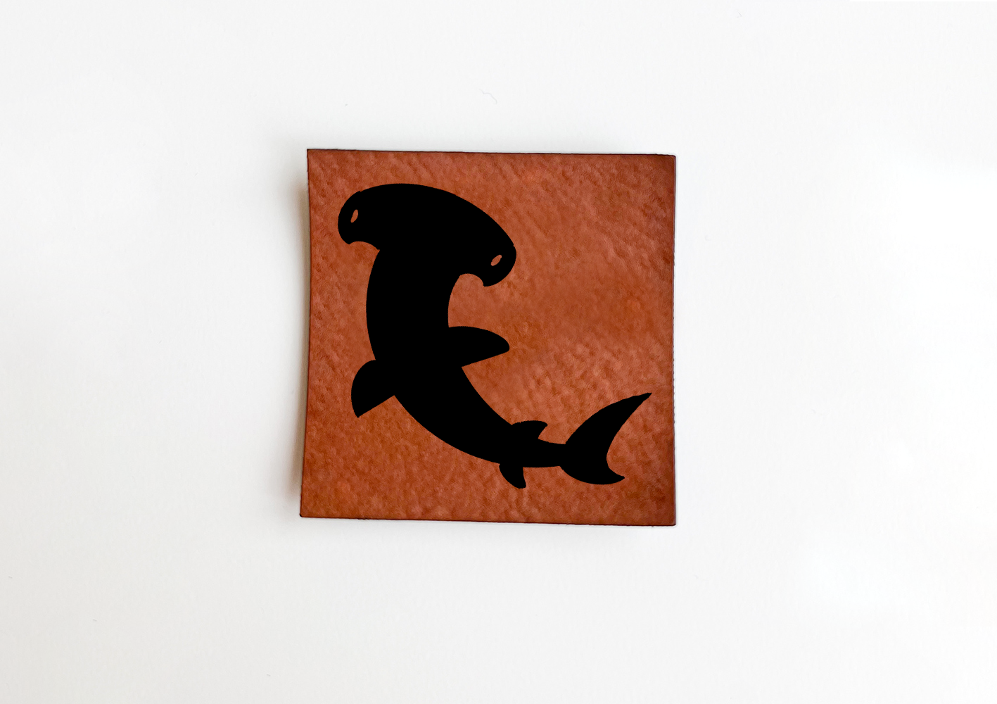 Weiches Kunstlederlabel Soft Meertierchen Hammerhai 4 x 4 cm Label Patch Aufnäher