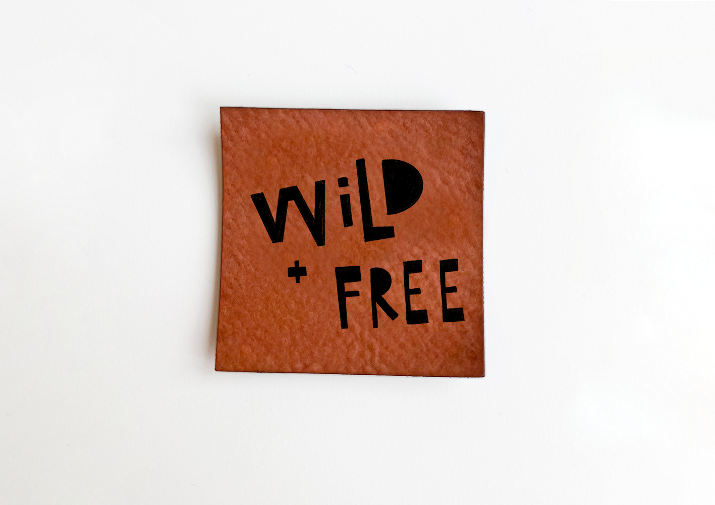 Weiches Kunstlederlabel Soft Wild Trouble Wild + Free 4 x 4 cm Label Patch Aufnäher